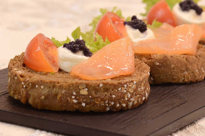 Open sandwich with salmon, cream cheese and caviar - Mannarinu - 1