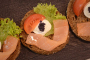 Open sandwich with salmon, cream cheese and caviar - Mannarinu - 2