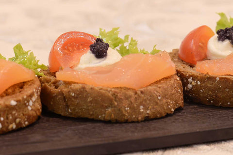 Open sandwich with salmon, cream cheese and caviar - Mannarinu - 3